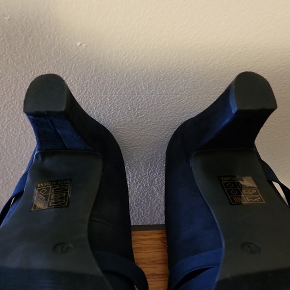 Navy Like New Journee Collection Loren Pumps - Picture 6 of 6